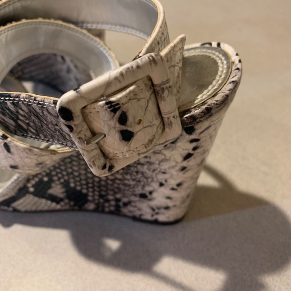 White House Black Market Black/White Snakeprint Wedge Platform Sandals sz 8.5 M - Picture 5 of 7